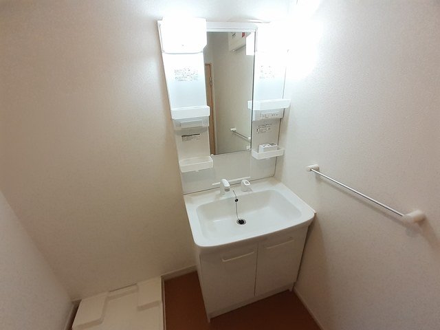 洗面設備　明るい洗面所です