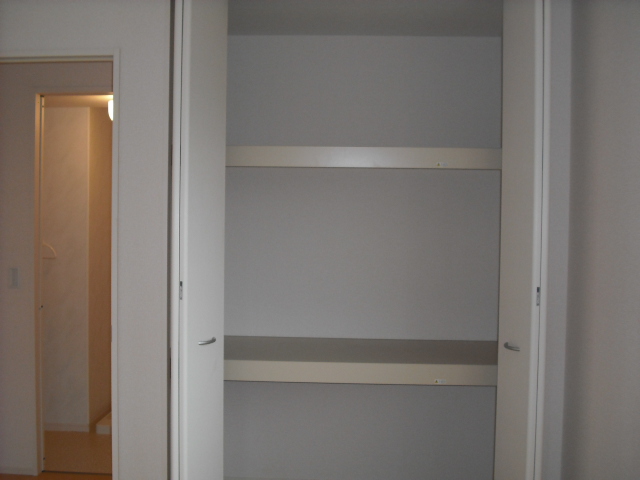 収納　洋室６帖の１間の物入れ