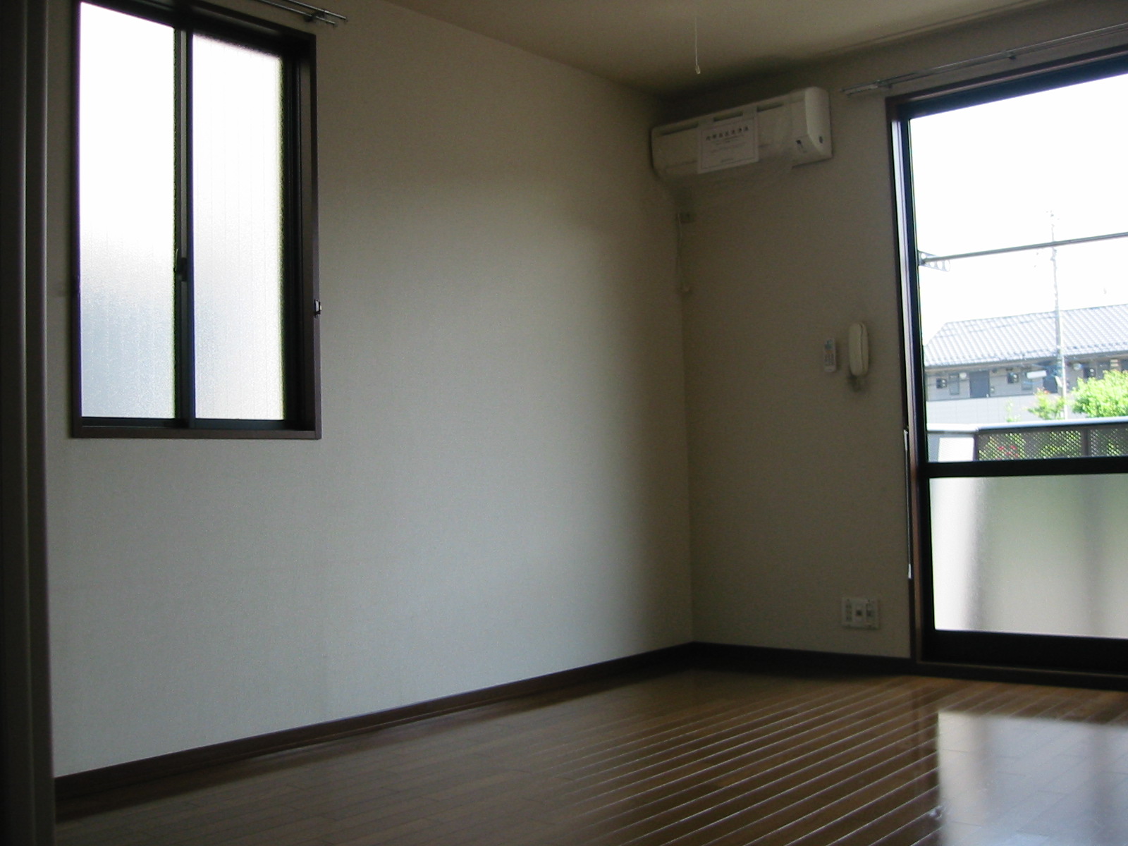 居室・リビング　お写真は別部屋ですが角部屋は2面採光ですよ♪
