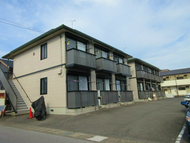 建物外観　目の前は駐車場だから太陽の光もさえぎられないぞ♪