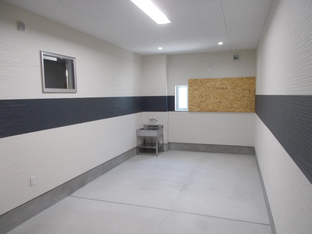 駐車場　奥行約7ｍ、横幅約3ｍのガレージ（同物件別部屋写真）