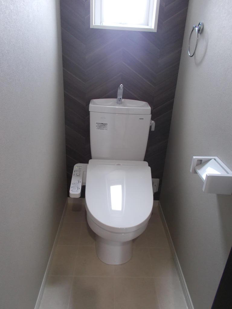 トイレ　シャワー付きトイレ（同物件別部屋写真）