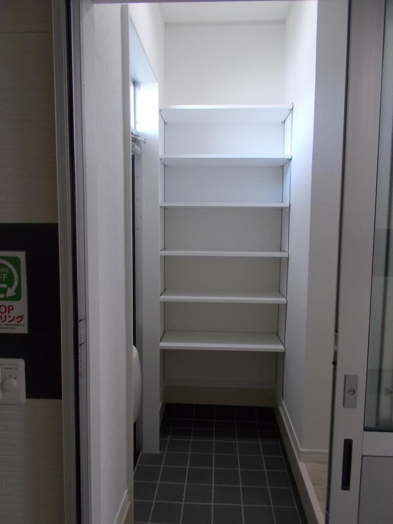 玄関　玄関可動棚あり（同物件別部屋写真）