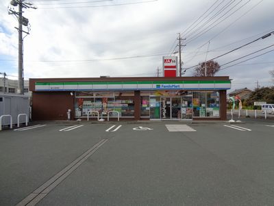 コンビニ　ファミリーマート豊川小坂井町店（コンビニ）まで690m
