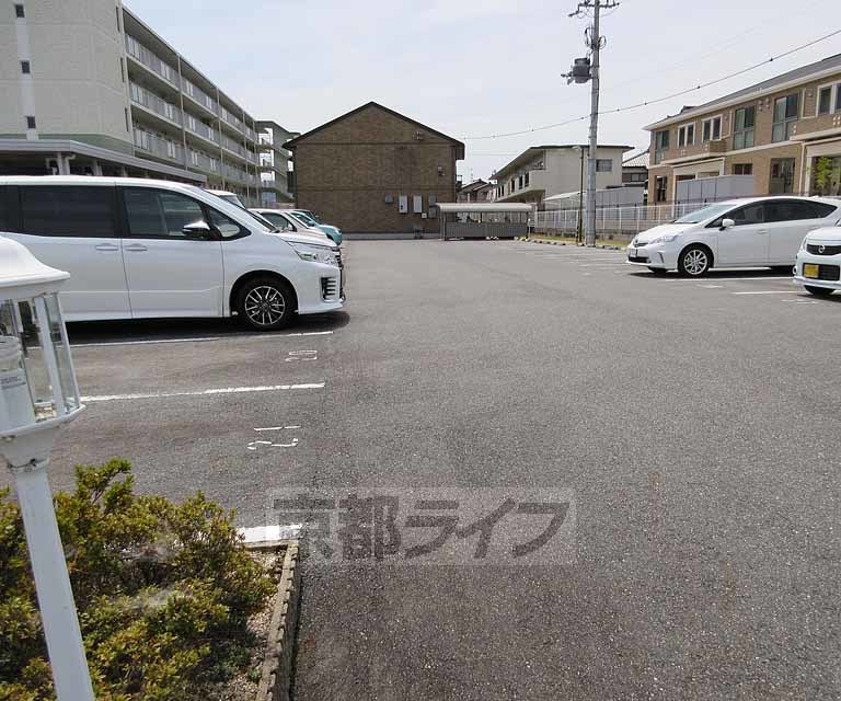 【大津市見世のアパートの駐車場】