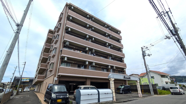 松山市久万ノ台のマンションの建物外観