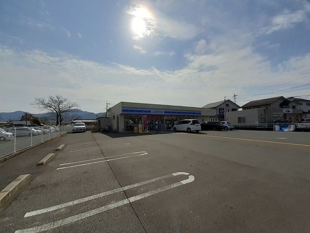 コンビニ　ローソン 高知鴨部三丁目店（コンビニ）まで400m