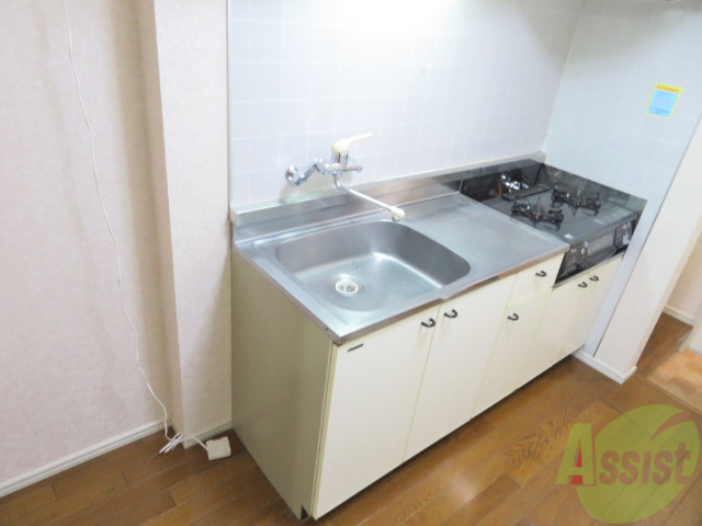 キッチン　シンプルなキッチンです。一人暮らしにはちょうどいいサイズ。