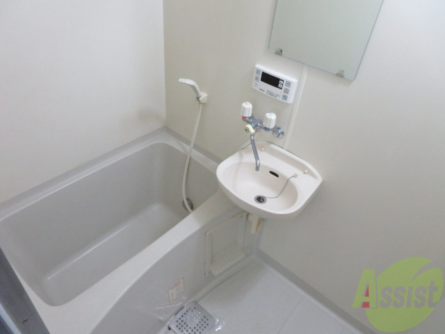 バス・シャワールーム　バスルームは狭すぎず、シャワーも浴びやすそう。追い炊きも有り