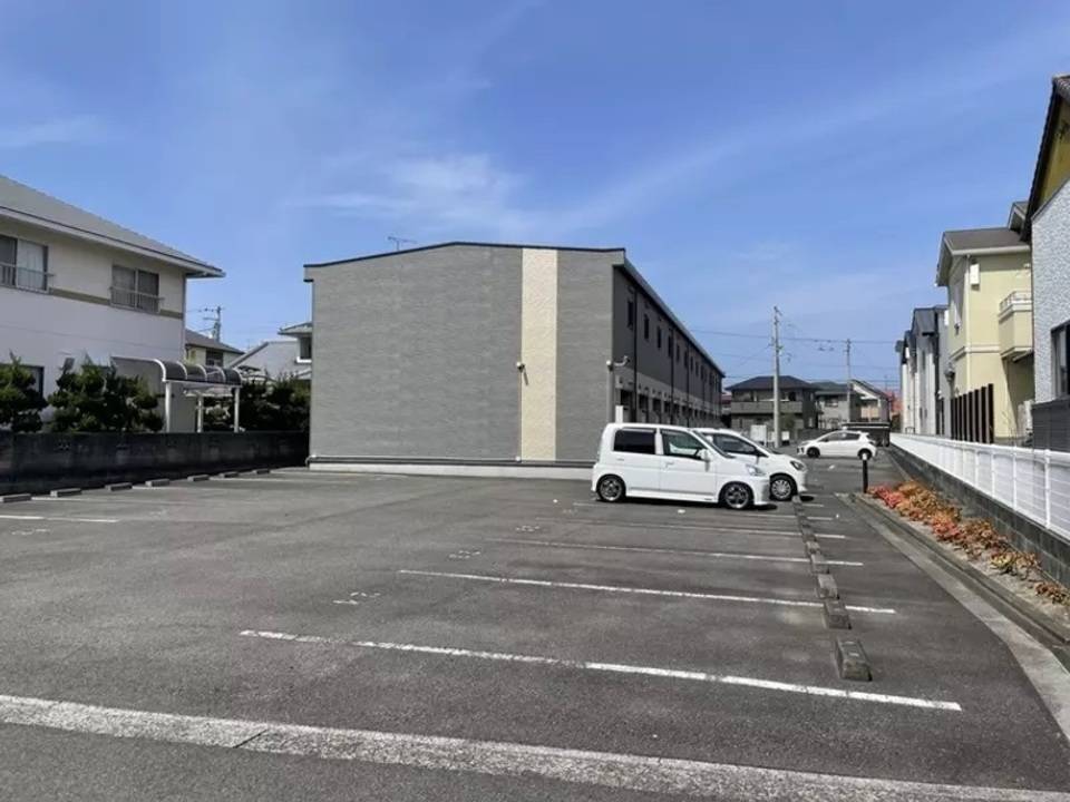 【松山市堀江町のアパートの駐車場】