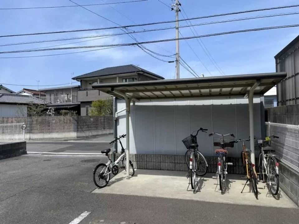 【松山市堀江町のアパートの駐車場】