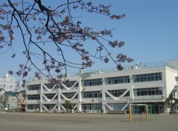 【立川市錦町のマンションの小学校】