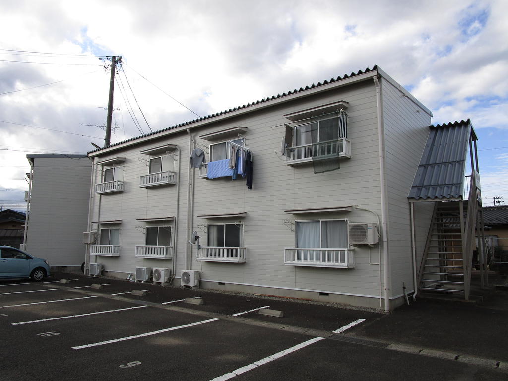 【メゾン長沢の建物外観】