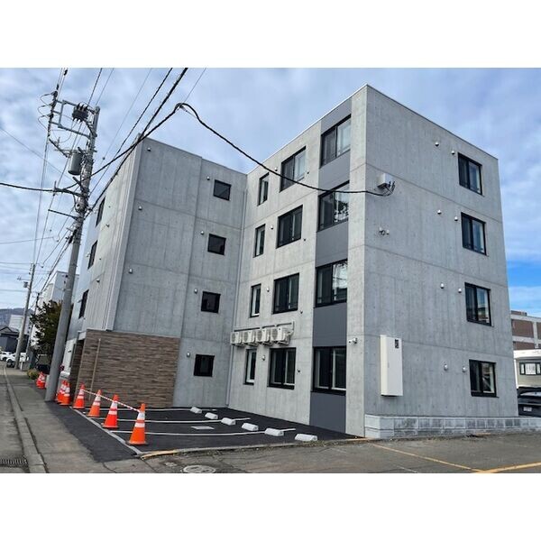 【札幌市豊平区平岸五条のマンションの建物外観】