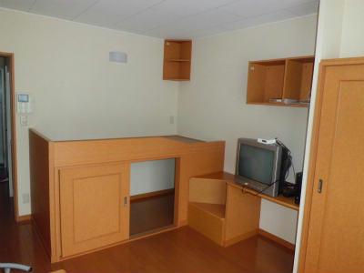 居室・リビング　ベッドの下は収納になっています。