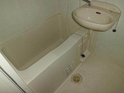 バス・シャワールーム　洗面台付きバスルーム。