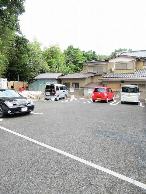 【愛甲郡愛川町中津のアパートの駐車場】