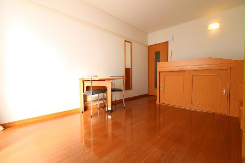 居室・リビング　ベッド下に収納スペースあり！荷物が多くても十分に収まります！