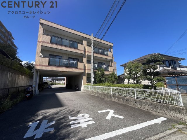 建物外観　広々駐車場