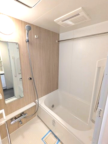 バス・シャワールーム　追焚オートバス、浴室換気乾燥機付きです