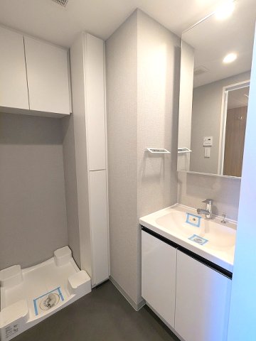 洗面設備　トイレと独立した脱衣洗面室に洗濯機置場あります、洗濯機置場は