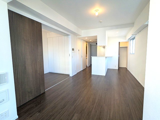 居室・リビング　インターネット無料、角部屋2面採光、エアコン2台付、カウンタ