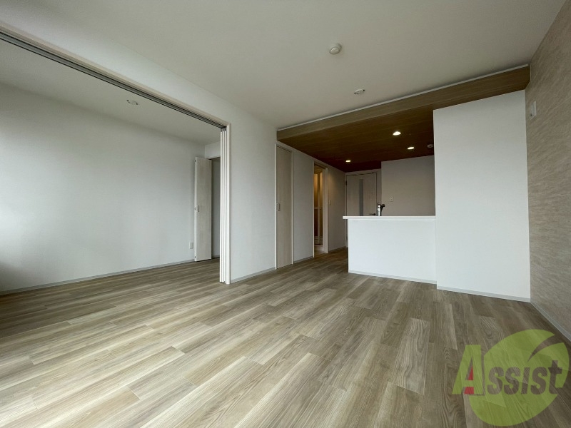 居室・リビング　木目のフローリングは落ち着きのある印象のお部屋になりますね。