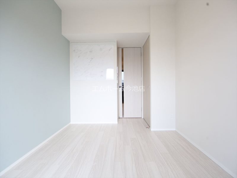 居室・リビング　洋室6.1帖　エアコン付　バルコニーに面しています