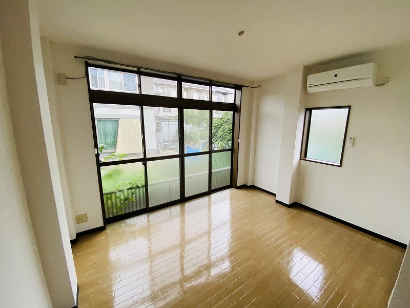 その他部屋・スペース　西向きに大きな窓・南向きにも窓があり日当たり・通風良好です♪