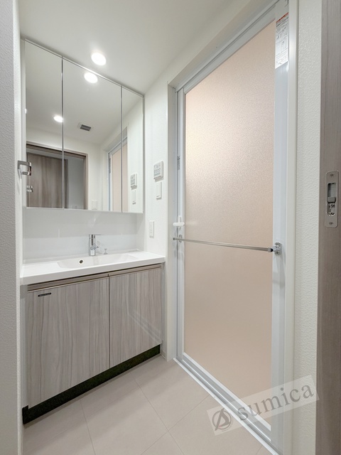 洗面設備　階数により内装色が異なります