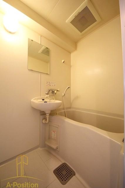 バス・シャワールーム　リーガル北梅田　タイル張りの分譲賃貸マンション