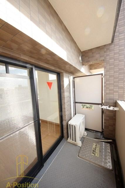 バルコニー　リーガル北梅田　タイル張りの分譲賃貸マンション