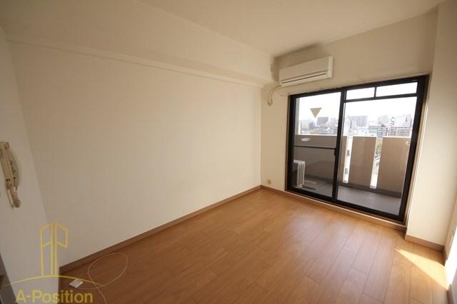 居室・リビング　リーガル北梅田　タイル張りの分譲賃貸マンション