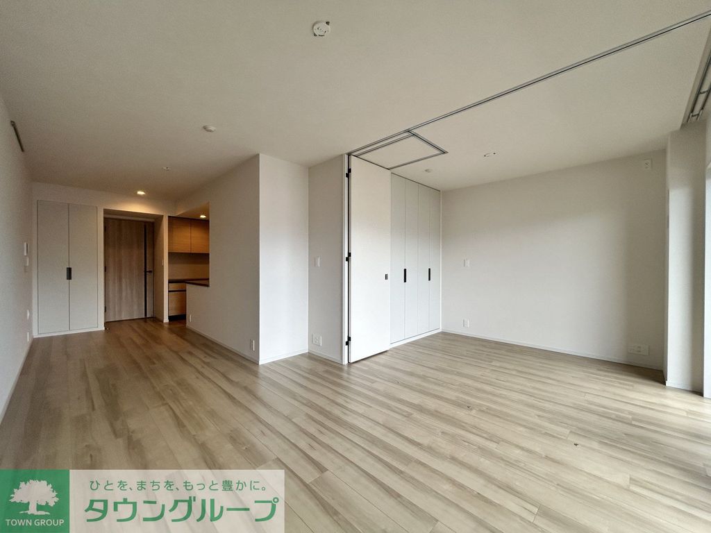 居室・リビング　隣の洋室と繋げることも可能です