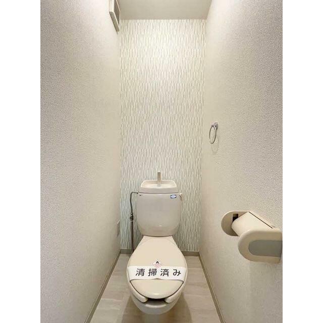 トイレ　☆トイレの奥１面はアクセントクロスを採用しています！