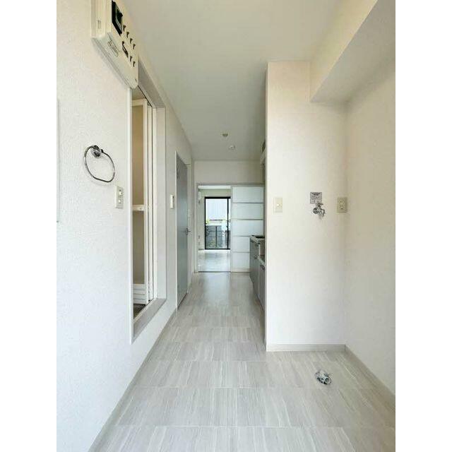 玄関　☆玄関からキッチンの様子です！　右手に室内洗濯機置き場があり