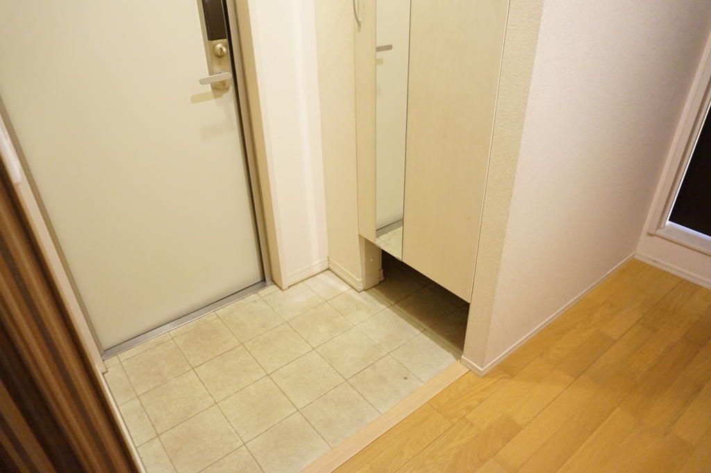 玄関　※クリーニング前写真です。