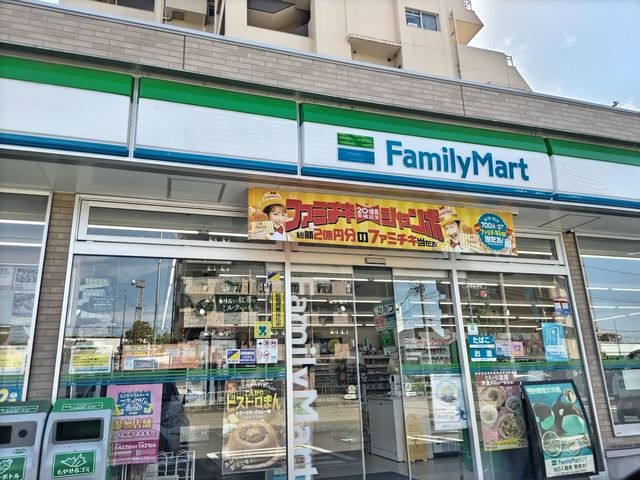 コンビニ　ファミリーマート　港築地口店（コンビニ）まで90m