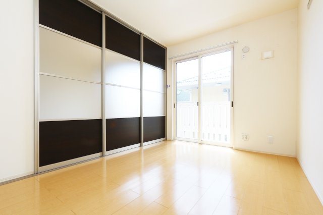 居室・リビング　参考写真（同物件別部屋）