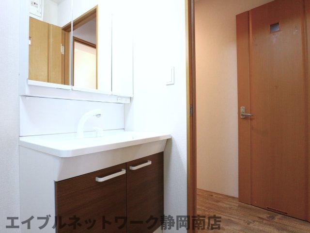 洗面設備　脱衣スペースもあります