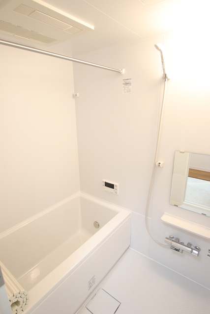 バス・シャワールーム　追い焚き・浴室乾燥機付きのバスです