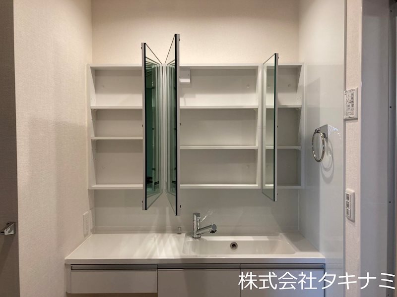 洗面設備　三面鏡収納