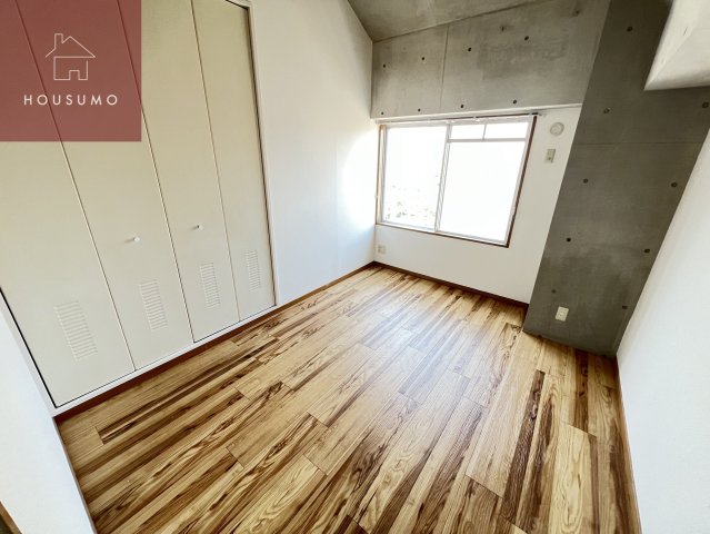 その他部屋・スペース　落ち着いた色調の寝室です