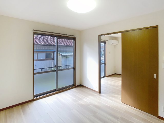 居室・リビング　掲載写真は同型の別部屋を掲載しているため、間取り・内装・設備