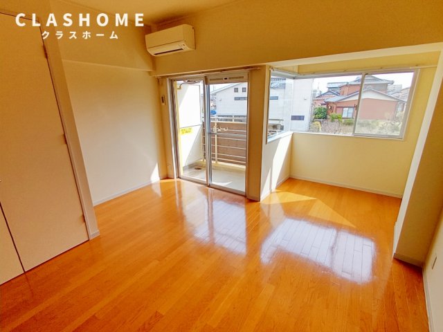 居室・リビング　同物件の別部屋になります。