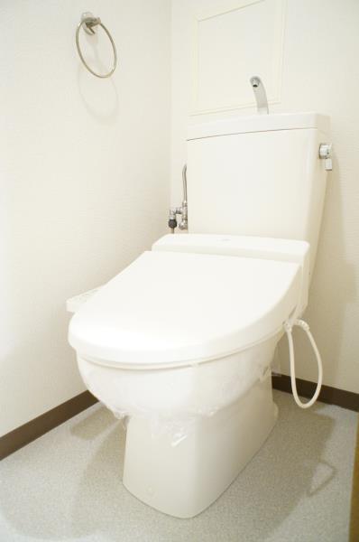 トイレ　落ち着いた色調のトイレです