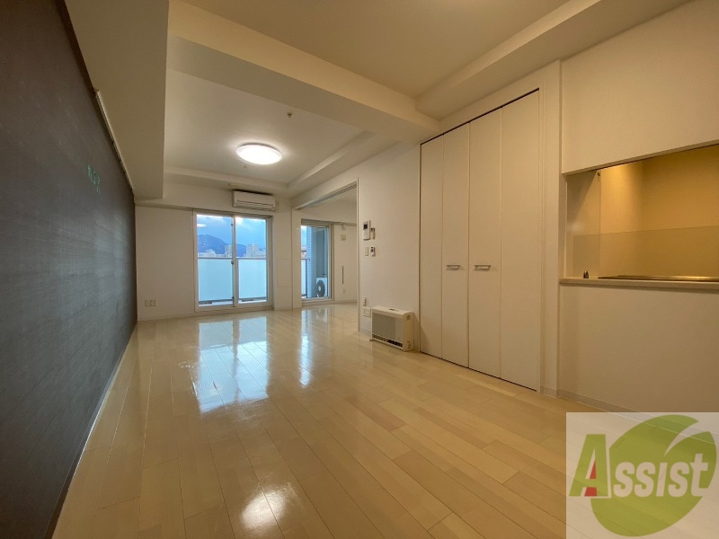 居室・リビング　リビングです。木目のフローリングが落ち着きますね。