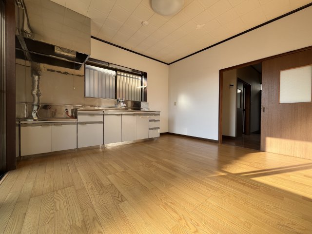 居室・リビング　窓が大きく明るいキッチン。キッチンの収納も充実しています。