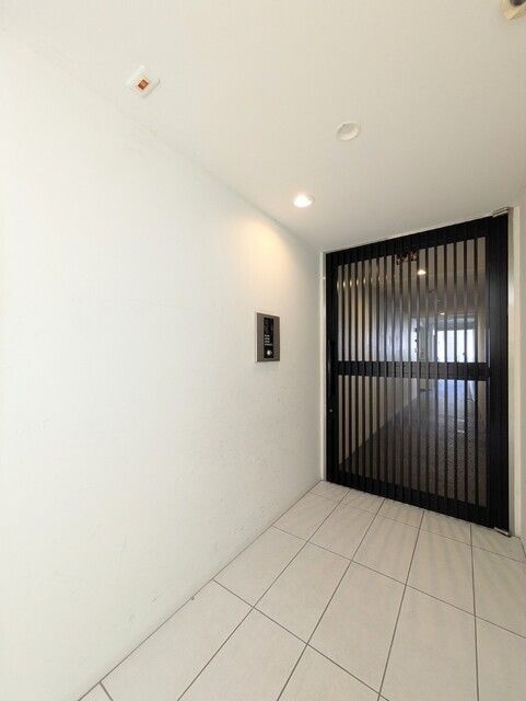 エントランス　オートロック付きで安心