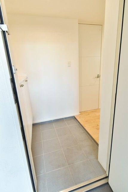 玄関　前面に建物がないので開放的